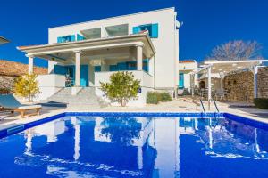 Bazén v ubytovaní Wellness & Spa Villa Spirini Dvori alebo v jeho blízkosti