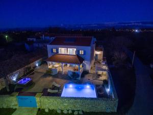 Bazén v ubytovaní Wellness & Spa Villa Spirini Dvori alebo v jeho blízkosti