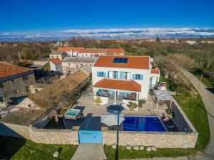 Bazén v ubytovaní Wellness & Spa Villa Spirini Dvori alebo v jeho blízkosti