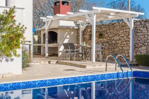 Bazén v ubytovaní Wellness & Spa Villa Spirini Dvori alebo v jeho blízkosti