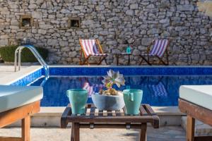 Bazén v ubytovaní Wellness & Spa Villa Spirini Dvori alebo v jeho blízkosti