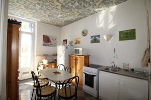 カンヌにあるAGENCIA appartement Rue d'Antibesのキッチン(テーブル、椅子、冷蔵庫付)