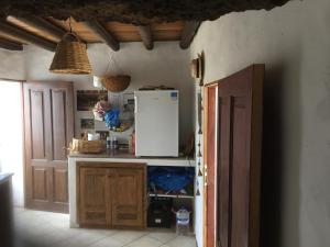 een keuken met een koelkast en een aanrecht bij "Ziegenstall" mit Meerblick in Yaiza