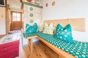ein Zimmer mit einer Bank mit blauen Kissen darauf in der Unterkunft Almliesl STGE-483 in Allgaueck