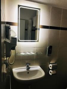 ein Bad mit einem Waschbecken und einem Spiegel in der Unterkunft Penzión U Srnčíka in Devin