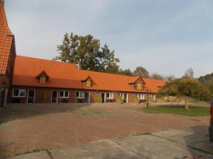 um grande edifício com um telhado laranja em Angelhof Weseloh em Karolei