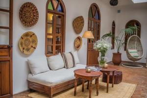 ein Wohnzimmer mit einem Sofa und einem Tisch in der Unterkunft Riad Adika & Spa in Marrakesch