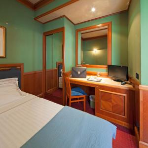 Postel nebo postele na pokoji v ubytování Arosio Hotel