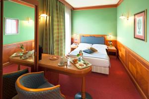 Postel nebo postele na pokoji v ubytování Arosio Hotel