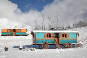 冬天的Roulottes Montagne Pyrenees