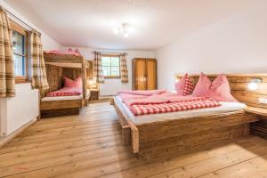 1 Schlafzimmer mit 2 Betten und rosa Kissen in der Unterkunft Almliesl PIES-533 in Piesendorf
