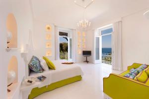 Un dormitorio con una cama y vista al mar. en Villa Silvana Relais, en Sorrento