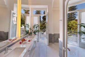 Un baño con dos lavabos y un espejo grande. en Villa Silvana Relais, en Sorrento 49 fotos más