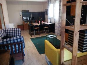 salon ze stołem i kuchnią w obiekcie New Diamond XLarge City Center 200 Mbps Speed Wifi Studio w Salonikach