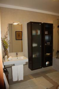 a bathroom with a sink and a mirror at Sesimbra Mar Apartamento in Sesimbra