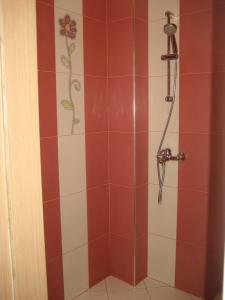 een douche met rode en witte betegelde muren bij GoodRest Nesebar in Nesebar +27 foto's