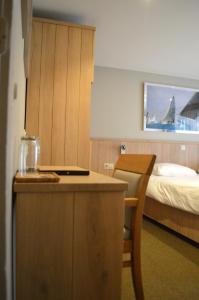 sypialnia z łóżkiem i biurkiem ze stołem w obiekcie Hotel Honfleur w mieście Middelkerke