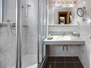 Kúpeľňa v ubytovaní Hotel Berghof Crystal Spa & Sports
