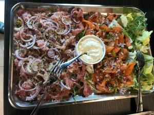 Jedlo v ubytovaní bed & breakfast alebo blízkom okolí