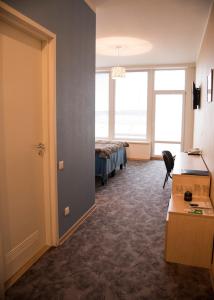 Rúm í herbergi á Hotell Tamula