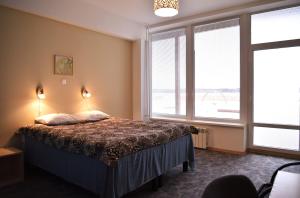 Rúm í herbergi á Hotell Tamula
