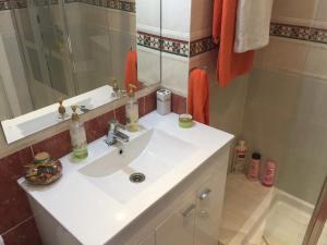 エステポナにあるBellavista del marのバスルーム(白い洗面台、鏡付)