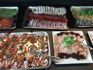 Jedlo v ubytovaní bed & breakfast alebo blízkom okolí