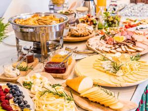 コシチェリスコにあるWilla Jedlickaの前菜と料理を盛り合わせたテーブル