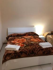 Una cama con dos sábanas y dos libros. en B&B Cappellini s.n.c., en Roma