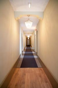 a hallway in an office building with a long corridor at Hotel Beemster in Middenbeemster +16 photos