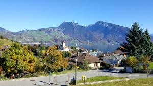 a town with a lake and mountains in the background at Attika Wohnung Spiez in Spiez