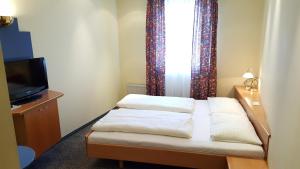 Postel nebo postele na pokoji v ubytování CenterCourt Hotel