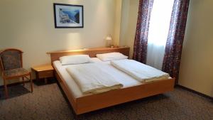 Letto o letti in una camera di CenterCourt Hotel