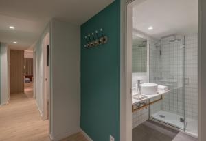 Baðherbergi á Hotel & Aparthotel Cosmos