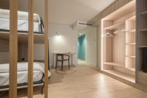 Rúm í herbergi á Hotel & Aparthotel Cosmos