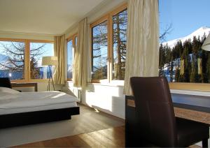 una camera con letto e vista sulle montagne di Schatzalp Hotel a Davos