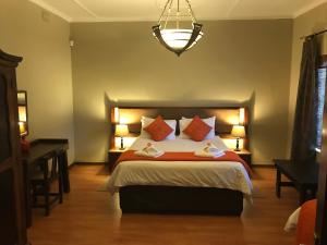 白河的住宿－艾爾羅伊山林小屋，一间卧室配有红色枕头的床