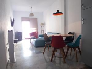 salon ze stołem i krzesłami w obiekcie Pop Art House 2 Bedrooms w Maladze