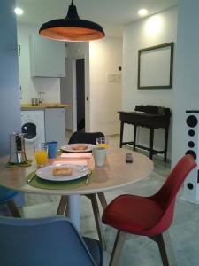 Kuchyňa alebo kuchynka v ubytovaní Pop Art House 2 Bedrooms