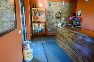 a bar in a restaurant with a counter and a counter at Casona de Llanorrozo Apartamentos Rurales in Oviñana