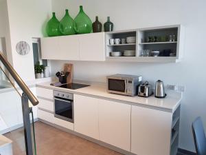 Duplex Maisonette with Heated P-Pool and Jacuzzi的厨房或小厨房