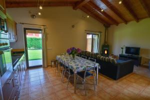 a living room with a table and a couch at Casona de Llanorrozo Apartamentos Rurales in Oviñana