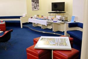 A television and/or entertainment centre at Albergo Residence Italia Vintage Hotel