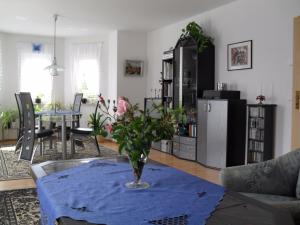 ein Wohnzimmer mit einem Tisch und einer Vase in der Unterkunft Zimmervermietung im Eigenheim in Göda