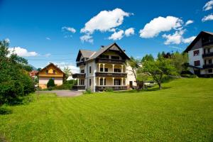 布莱德维拉利帕旅馆的山丘上带绿色草坪的房子