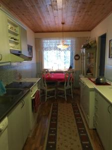 una cucina con tavolo e una sala da pranzo di Arctic Circle Apartment a Rovaniemi