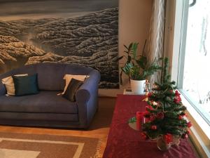 un soggiorno con divano e albero di Natale di Arctic Circle Apartment a Rovaniemi