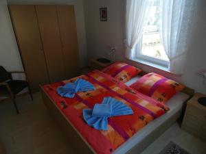 アルテンアウにあるHarzhaus-am-Brunnen-Ferienwohnung-1のベッドルーム1室(青いタオル付きのベッド1台付)