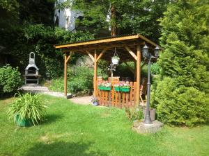 アルテンアウにあるHarzhaus-am-Brunnen-Ferienwohnung-1の木造の庭園内の花見台