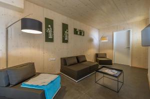 una sala de estar con un sofá y una mesa en Riverside Residence Flachau, en Flachau